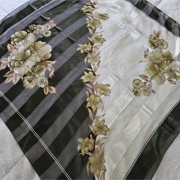 Ladies Scarf 39x40 Excellent Condition! - Picture 3 of 4